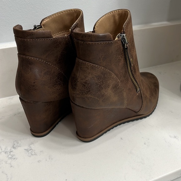 SOUL Naturalizer bootie.  Distressed medium brown faux leather.  Never worn - Picture 3 of 4